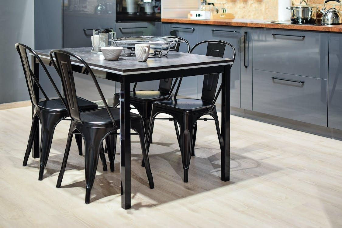 How to decorate a glass dining table